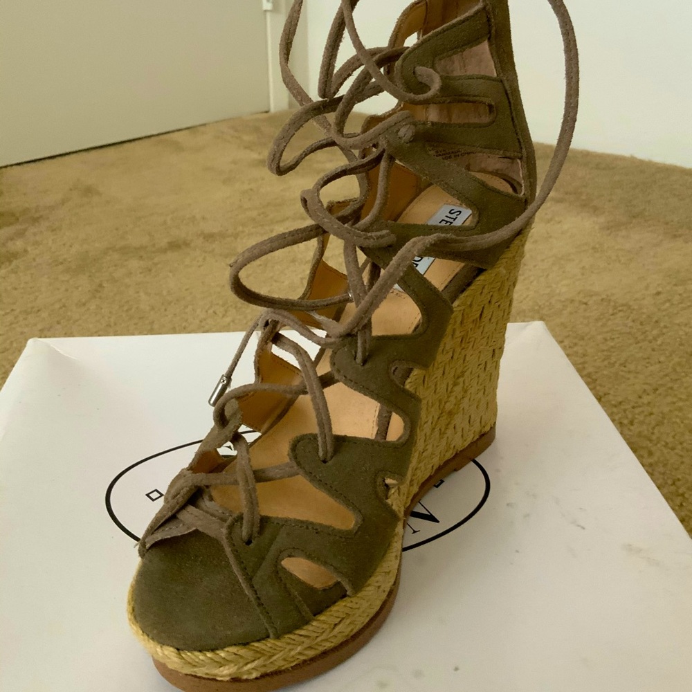 BRAND NEW STEVE MADDEN WEDGE HEEL
